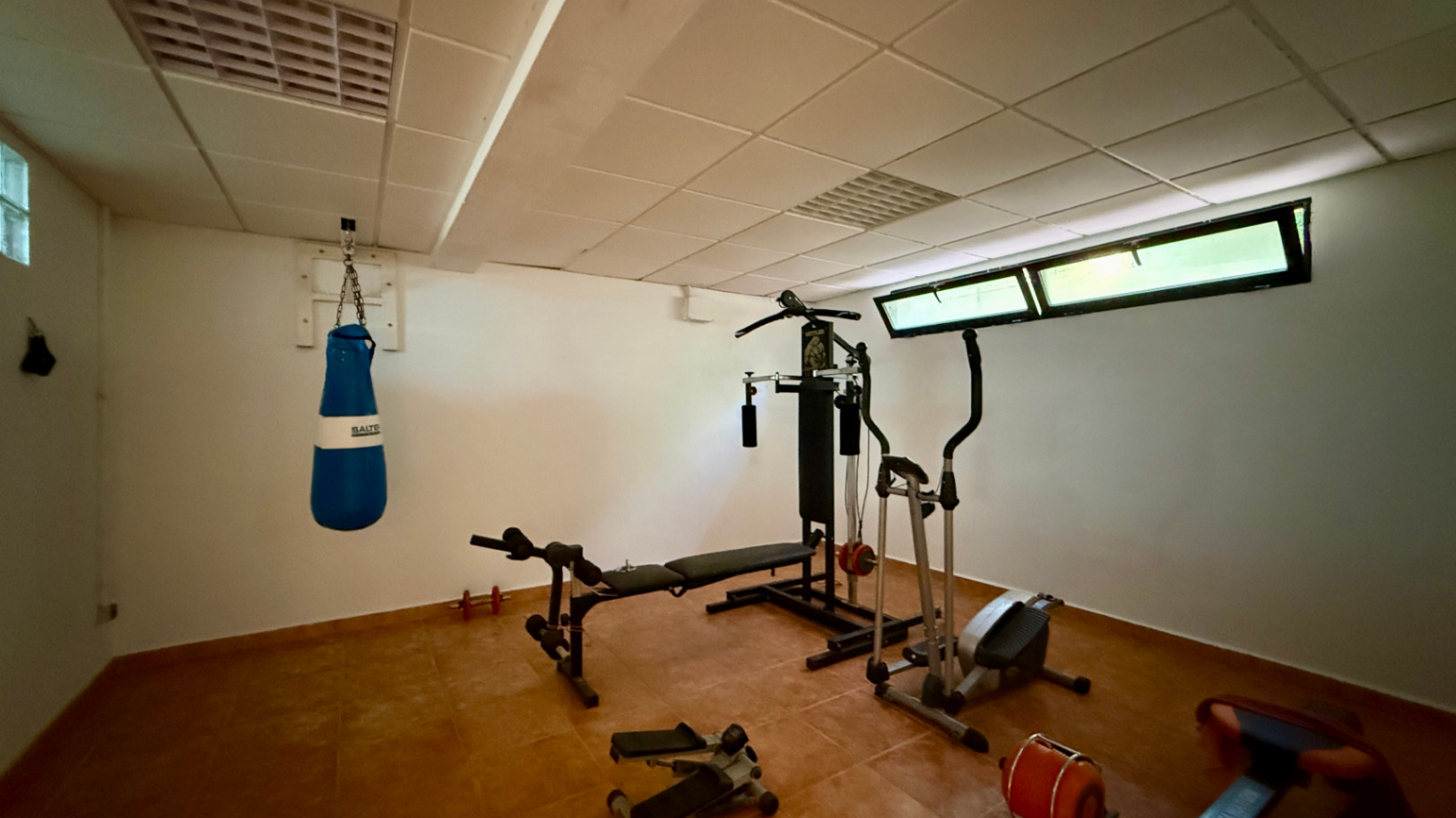Ruim villa met zwembad, grote kelder en maximale privacy in Dénia Gelegen in een van de rustigste woonwijken van Dénia, combineert deze prachtige villa privacy, ruimte en een uitstekende verbinding met het stadscentrum. Gebouwd op een perceel van 811 m², omgeven door groen, biedt het een verzorgde en besloten omgeving, ideaal om te genieten van de rust zonder in te boeten op alle voorzieningen. De woning beschikt over vier slaapkamers, verdeeld over twee verdiepingen, en ruime, lichte ruimtes die zijn ontworpen voor dagelijks comfort. De keuken, van royale afmetingen, functioneert ook als eetkamer en ontvangt veel natuurlijk licht dankzij de grote ramen. Op de bovenverdieping bevindt zich een aparte kantoorruimte en de hoofdsuite, die beschikt over een eigen badkamer, inloopkast en balkon. Buiten steekt een mooie tuin met eigen bronirrigatie, een zwembad van 9 x 5 meter dat perfect in de omgeving is geïntegreerd, een zomerkeuken en een ruime glazen veranda met open haard, perfect om het hele jaar door van te genieten. De woning beschikt ook over een overdekte garage en ruime buitenruimtes. Een van de grootste aantrekkingskrachten van deze villa is de grote kelder die volledig is ingericht, droog en met uitstekende natuurlijke ventilatie, een zeer veelzijdige ruimte die momenteel een fitnessruimte, speelruimte en biljart bevat, en bovendien de mogelijkheid biedt om een sauna te installeren. De woning is uitgerust met airconditioning in de woonkamer en slaapkamers, een fotovoltaïsche installatie van meer dan 6 kW, alarmsysteem, veiligheidssloten, ramen met inbraakbescherming in verschillende ruimtes, horren, aparte wasruimte, osmosewater in de keuken, een olieopslag van 1.000 liter, aansluiting op het riolering en een compleet drainsysteem dat de kelder beschermt tegen vocht. Een eigendom van uitstekende constructkwaliteit, met ruime binnen- en buitenruimtes, ideaal als permanente woning of om het hele jaar van de Costa Blanca te genieten.