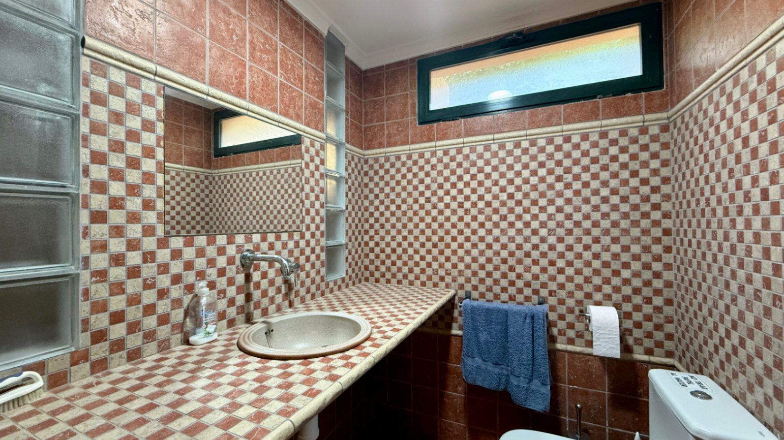 Ruim villa met zwembad, grote kelder en maximale privacy in Dénia Gelegen in een van de rustigste woonwijken van Dénia, combineert deze prachtige villa privacy, ruimte en een uitstekende verbinding met het stadscentrum. Gebouwd op een perceel van 811 m², omgeven door groen, biedt het een verzorgde en besloten omgeving, ideaal om te genieten van de rust zonder in te boeten op alle voorzieningen. De woning beschikt over vier slaapkamers, verdeeld over twee verdiepingen, en ruime, lichte ruimtes die zijn ontworpen voor dagelijks comfort. De keuken, van royale afmetingen, functioneert ook als eetkamer en ontvangt veel natuurlijk licht dankzij de grote ramen. Op de bovenverdieping bevindt zich een aparte kantoorruimte en de hoofdsuite, die beschikt over een eigen badkamer, inloopkast en balkon. Buiten steekt een mooie tuin met eigen bronirrigatie, een zwembad van 9 x 5 meter dat perfect in de omgeving is geïntegreerd, een zomerkeuken en een ruime glazen veranda met open haard, perfect om het hele jaar door van te genieten. De woning beschikt ook over een overdekte garage en ruime buitenruimtes. Een van de grootste aantrekkingskrachten van deze villa is de grote kelder die volledig is ingericht, droog en met uitstekende natuurlijke ventilatie, een zeer veelzijdige ruimte die momenteel een fitnessruimte, speelruimte en biljart bevat, en bovendien de mogelijkheid biedt om een sauna te installeren. De woning is uitgerust met airconditioning in de woonkamer en slaapkamers, een fotovoltaïsche installatie van meer dan 6 kW, alarmsysteem, veiligheidssloten, ramen met inbraakbescherming in verschillende ruimtes, horren, aparte wasruimte, osmosewater in de keuken, een olieopslag van 1.000 liter, aansluiting op het riolering en een compleet drainsysteem dat de kelder beschermt tegen vocht. Een eigendom van uitstekende constructkwaliteit, met ruime binnen- en buitenruimtes, ideaal als permanente woning of om het hele jaar van de Costa Blanca te genieten.