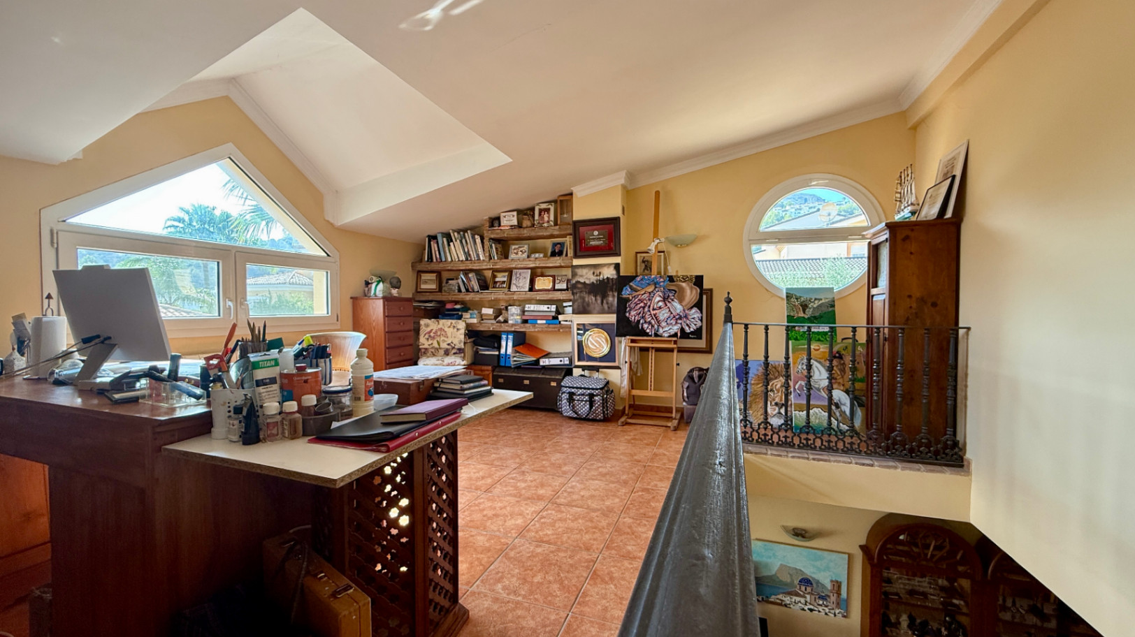 Ruim villa met zwembad, grote kelder en maximale privacy in Dénia Gelegen in een van de rustigste woonwijken van Dénia, combineert deze prachtige villa privacy, ruimte en een uitstekende verbinding met het stadscentrum. Gebouwd op een perceel van 811 m², omgeven door groen, biedt het een verzorgde en besloten omgeving, ideaal om te genieten van de rust zonder in te boeten op alle voorzieningen. De woning beschikt over vier slaapkamers, verdeeld over twee verdiepingen, en ruime, lichte ruimtes die zijn ontworpen voor dagelijks comfort. De keuken, van royale afmetingen, functioneert ook als eetkamer en ontvangt veel natuurlijk licht dankzij de grote ramen. Op de bovenverdieping bevindt zich een aparte kantoorruimte en de hoofdsuite, die beschikt over een eigen badkamer, inloopkast en balkon. Buiten steekt een mooie tuin met eigen bronirrigatie, een zwembad van 9 x 5 meter dat perfect in de omgeving is geïntegreerd, een zomerkeuken en een ruime glazen veranda met open haard, perfect om het hele jaar door van te genieten. De woning beschikt ook over een overdekte garage en ruime buitenruimtes. Een van de grootste aantrekkingskrachten van deze villa is de grote kelder die volledig is ingericht, droog en met uitstekende natuurlijke ventilatie, een zeer veelzijdige ruimte die momenteel een fitnessruimte, speelruimte en biljart bevat, en bovendien de mogelijkheid biedt om een sauna te installeren. De woning is uitgerust met airconditioning in de woonkamer en slaapkamers, een fotovoltaïsche installatie van meer dan 6 kW, alarmsysteem, veiligheidssloten, ramen met inbraakbescherming in verschillende ruimtes, horren, aparte wasruimte, osmosewater in de keuken, een olieopslag van 1.000 liter, aansluiting op het riolering en een compleet drainsysteem dat de kelder beschermt tegen vocht. Een eigendom van uitstekende constructkwaliteit, met ruime binnen- en buitenruimtes, ideaal als permanente woning of om het hele jaar van de Costa Blanca te genieten.