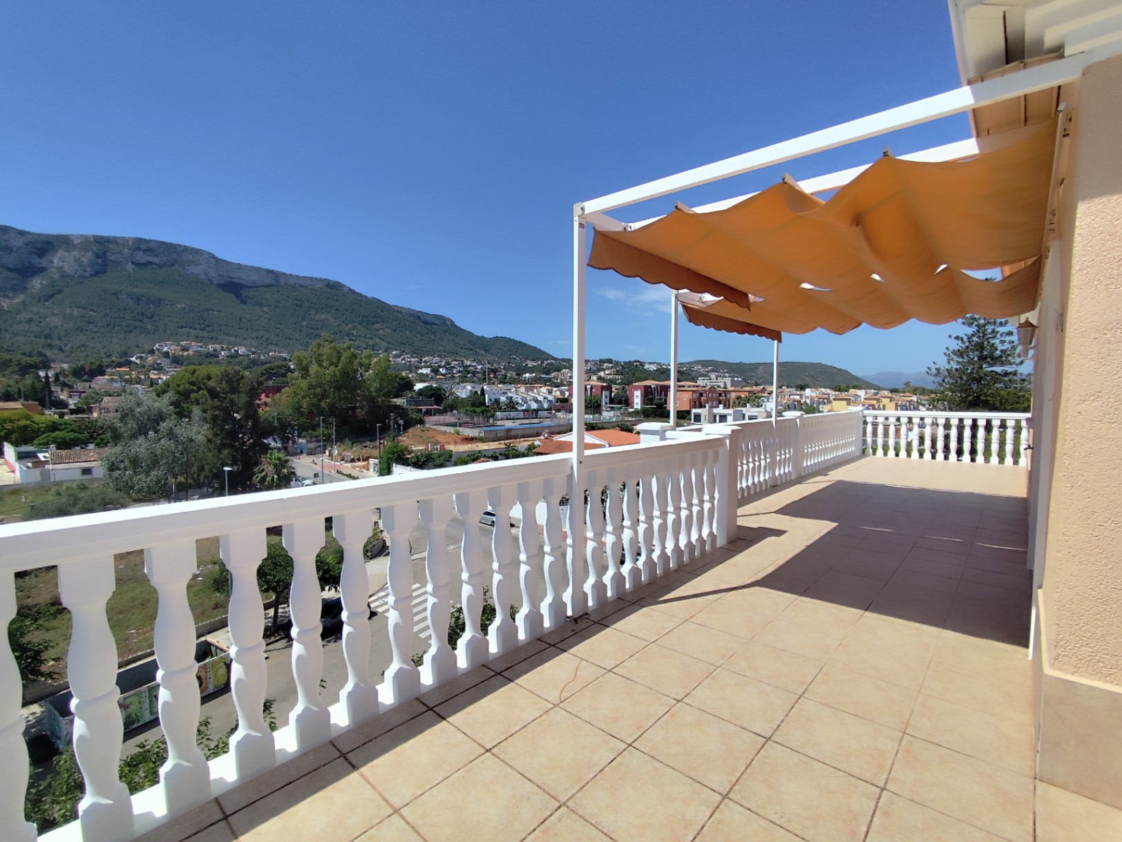 Penthouse with a large terrace, views of Montgó, and excellent location in Dénia.