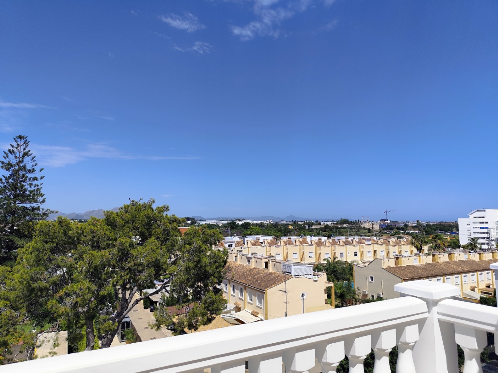 Ático con amplia terraza, vistas al Montgó y excelente ubicación en Dénia