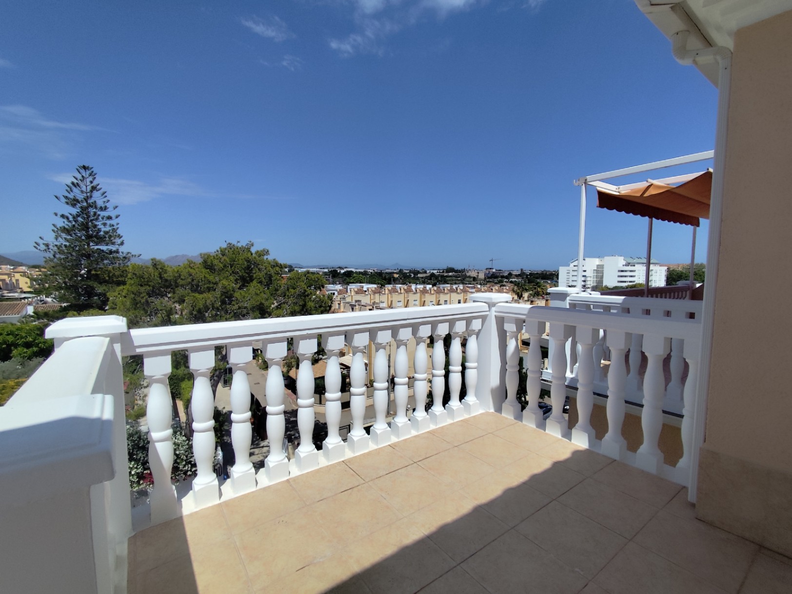 Ático con amplia terraza, vistas al Montgó y excelente ubicación en Dénia