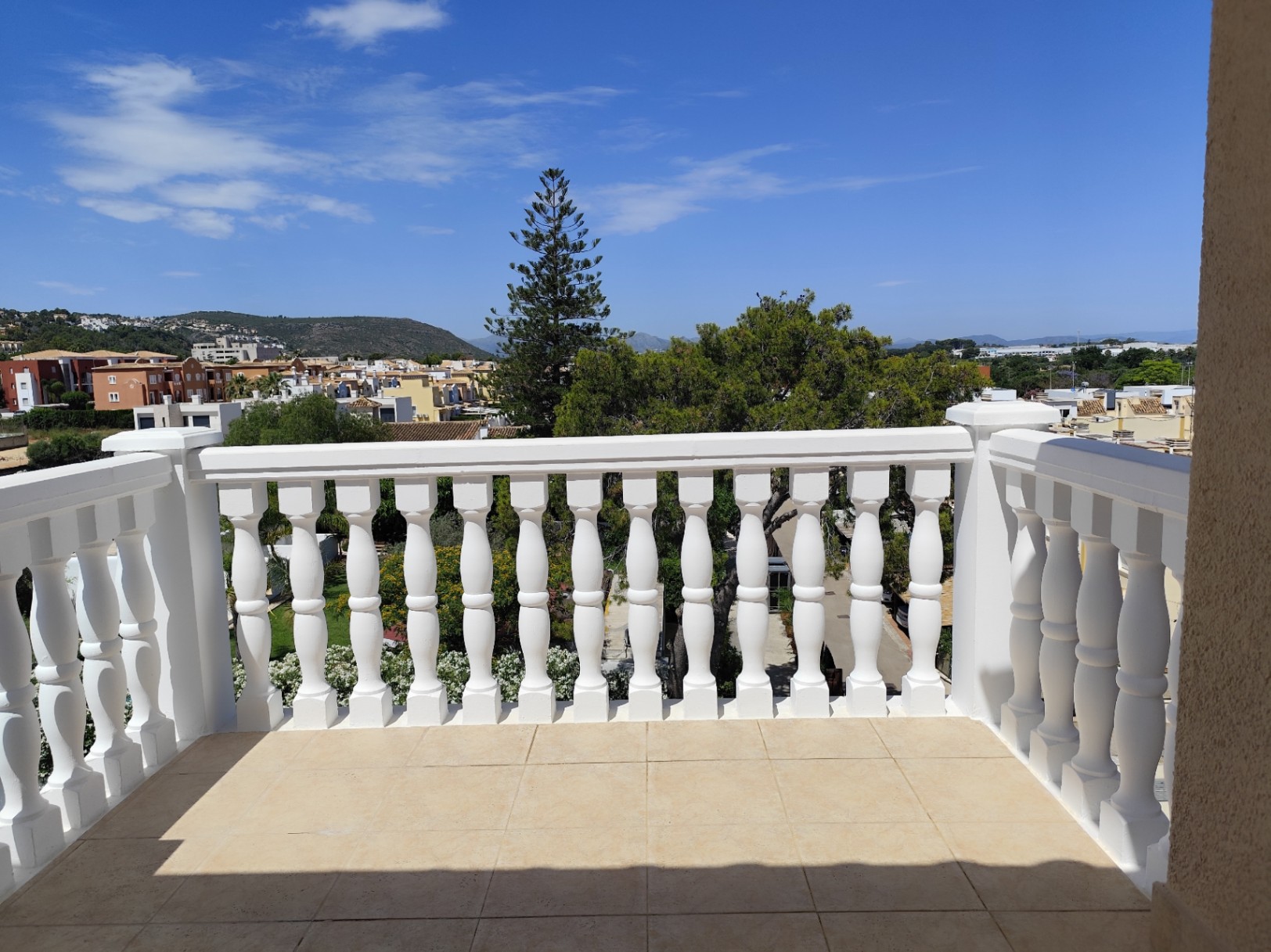 Penthouse with a large terrace, views of Montgó, and excellent location in Dénia.