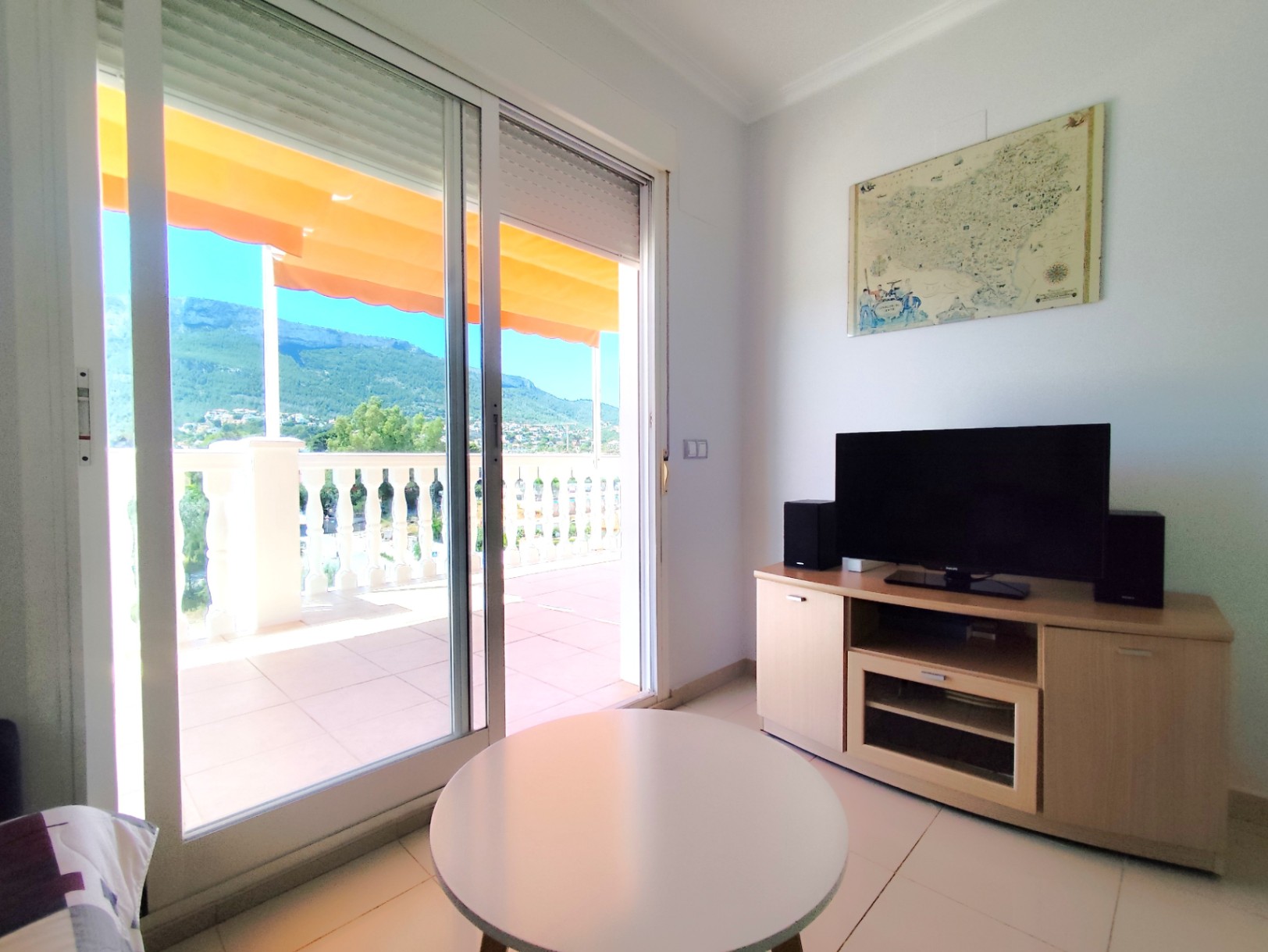 Penthouse with a large terrace, views of Montgó, and excellent location in Dénia.