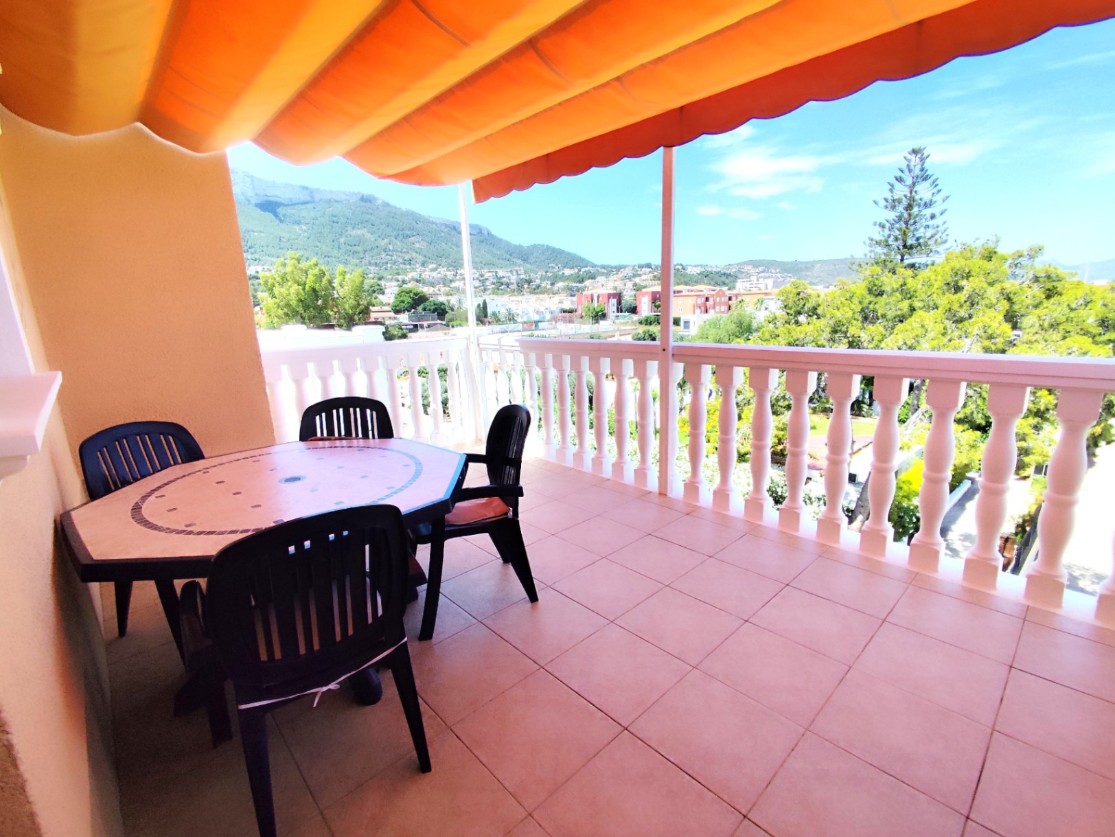 Penthouse with a large terrace, views of Montgó, and excellent location in Dénia.