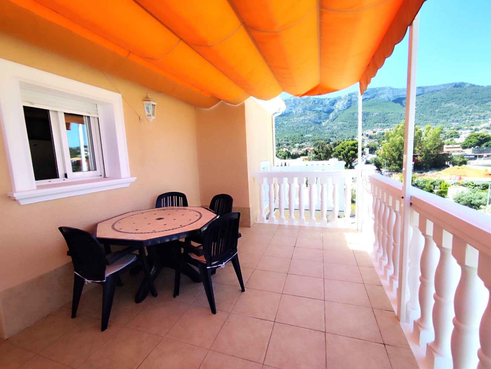 Penthouse mit großer Terrasse, Blick auf den Montgó und ausgezeichneter Lage in Dénia.