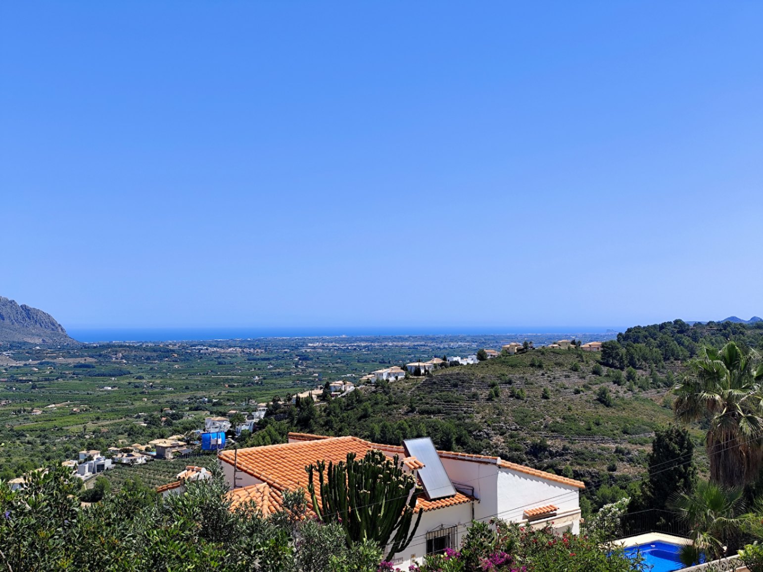 Finca independiente con vistas panorámicas al mar y a las montañas en Orba.