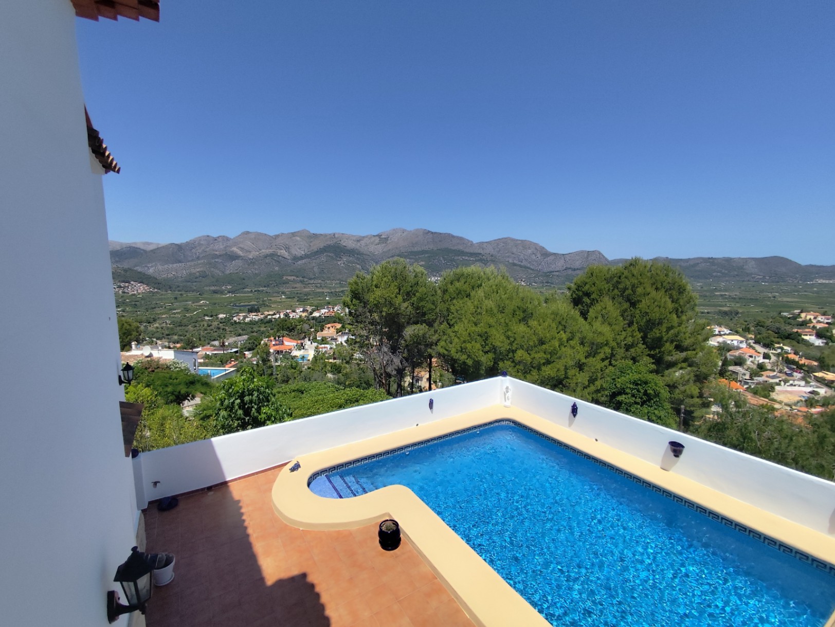 Independent chalet with panoramic views of the sea and mountains in Orba.