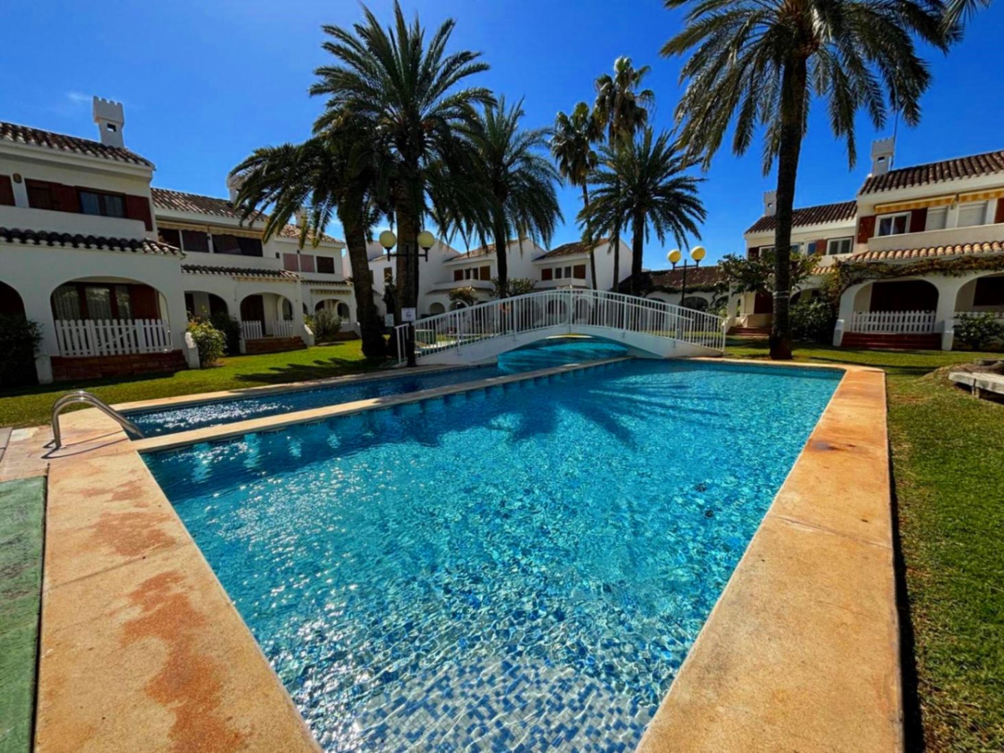 Townhouse near the beach in Dénia with a large private terrace.