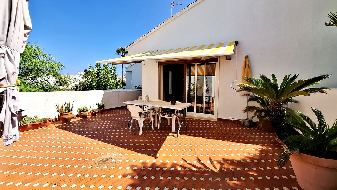 Townhouse near the beach in Dénia with a large private terrace.