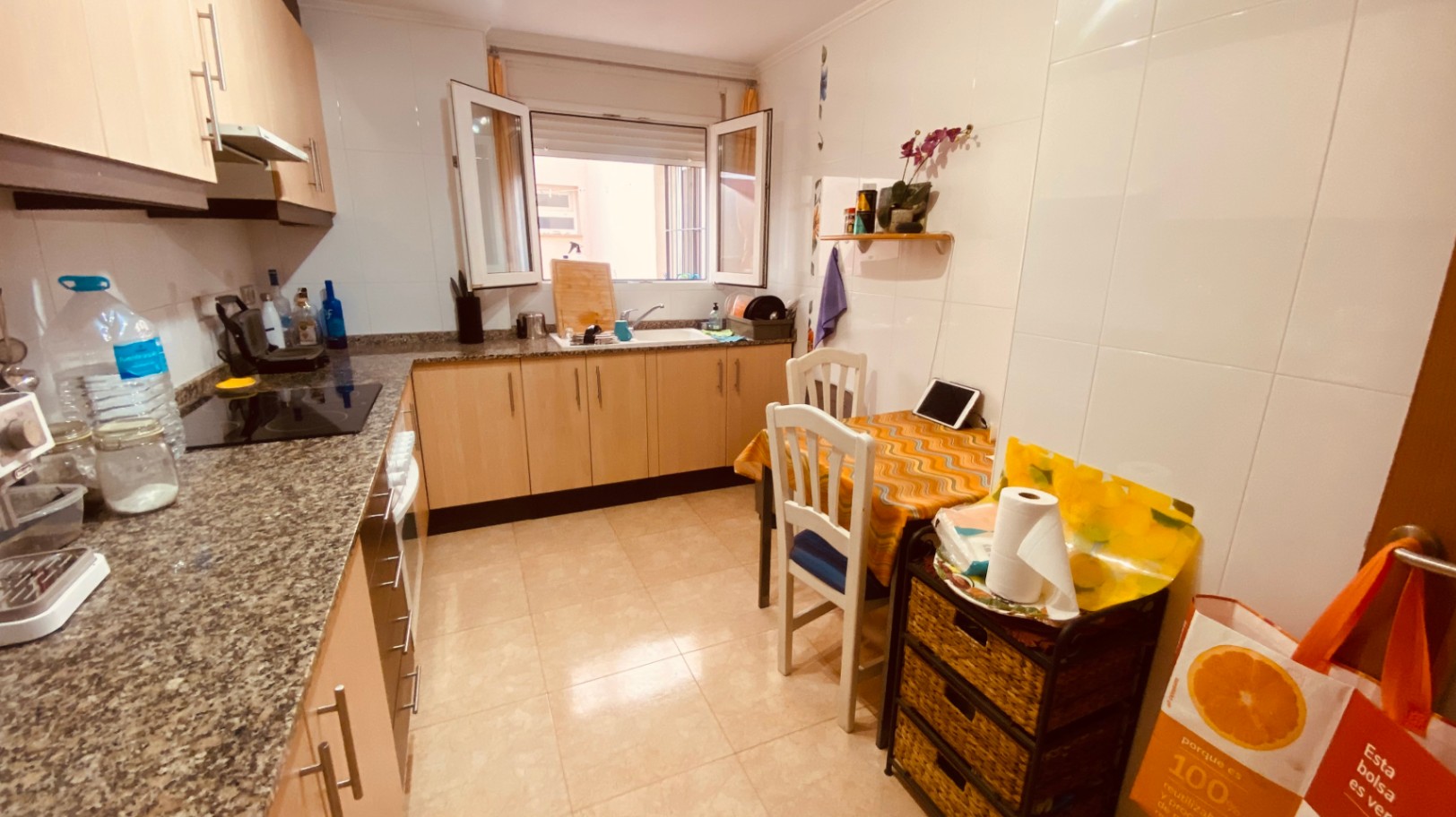 Apartment for annual rent in El Vergel with garage and storage room.