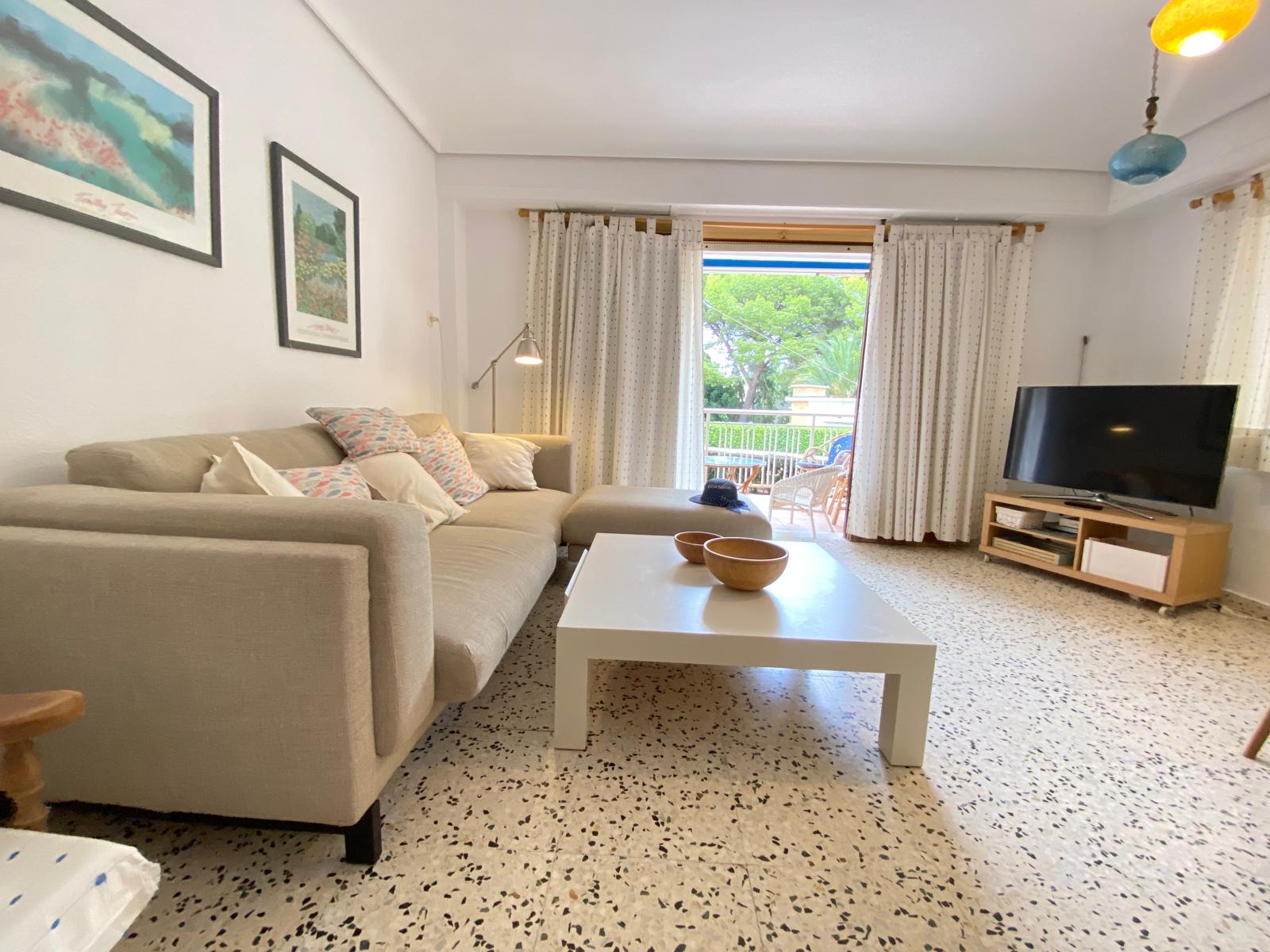 Magníficas vivienda en venta en Las Rotas, Dénia, con vistas al mar y plaza de aparcamiento.