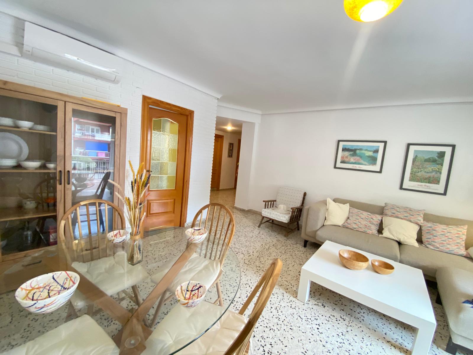 Magníficas vivienda en venta en Las Rotas, Dénia, con vistas al mar y plaza de aparcamiento.