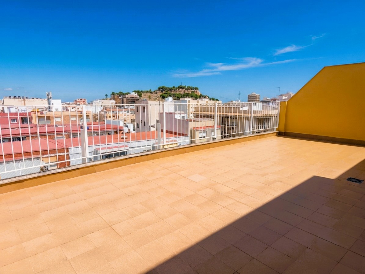 Dachgeschosswohnung mit Terrasse, Parkplatz und Blick auf die Burg in Dénia
