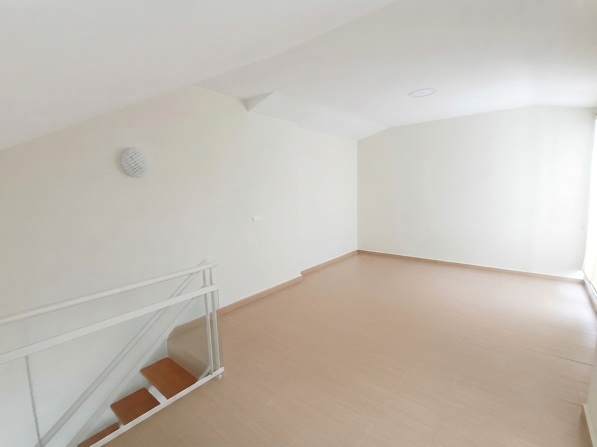 Dachgeschosswohnung mit Terrasse, Parkplatz und Blick auf die Burg in Dénia