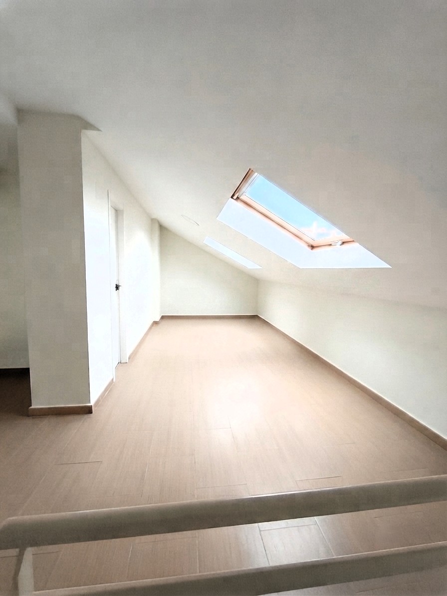 Dachgeschosswohnung mit Terrasse, Parkplatz und Blick auf die Burg in Dénia