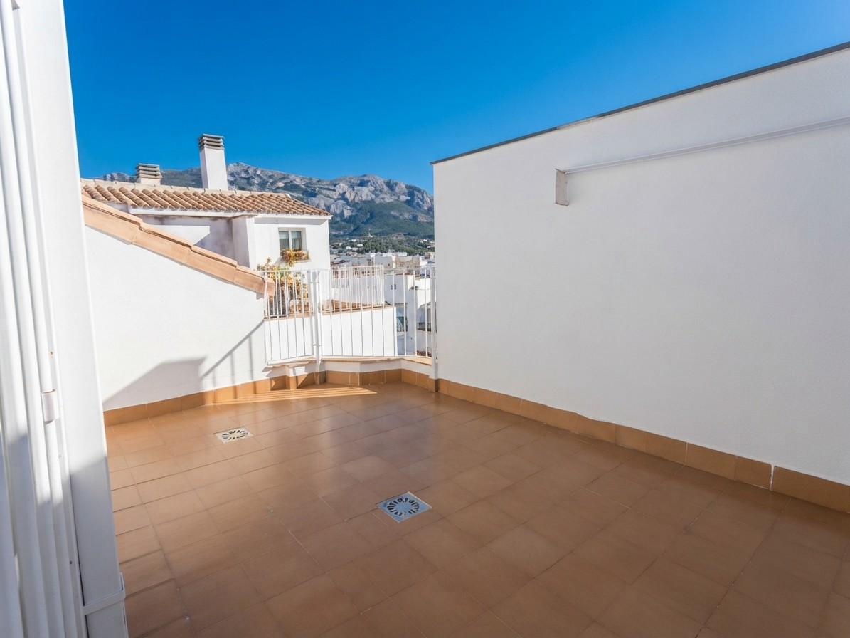 Dachgeschosswohnung mit Terrasse, Parkplatz und Blick auf die Burg in Dénia