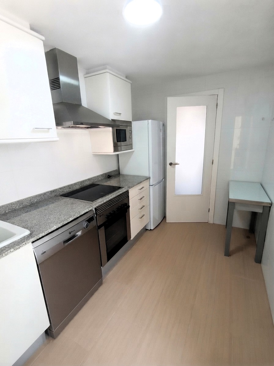Dachgeschosswohnung mit Terrasse, Parkplatz und Blick auf die Burg in Dénia