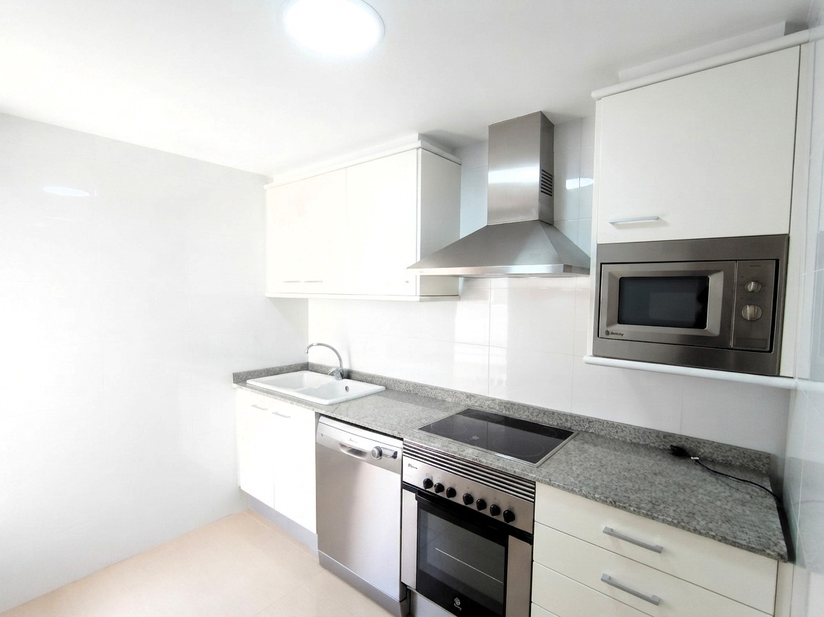 Dachgeschosswohnung mit Terrasse, Parkplatz und Blick auf die Burg in Dénia