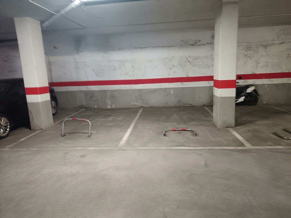 Dachgeschosswohnung mit Terrasse, Parkplatz und Blick auf die Burg in Dénia