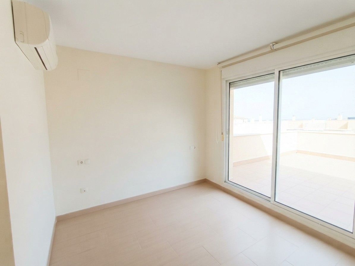 Dachgeschosswohnung mit Terrasse, Parkplatz und Blick auf die Burg in Dénia