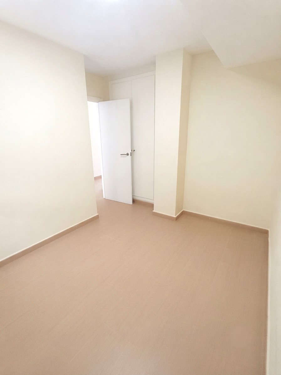 Dachgeschosswohnung mit Terrasse, Parkplatz und Blick auf die Burg in Dénia