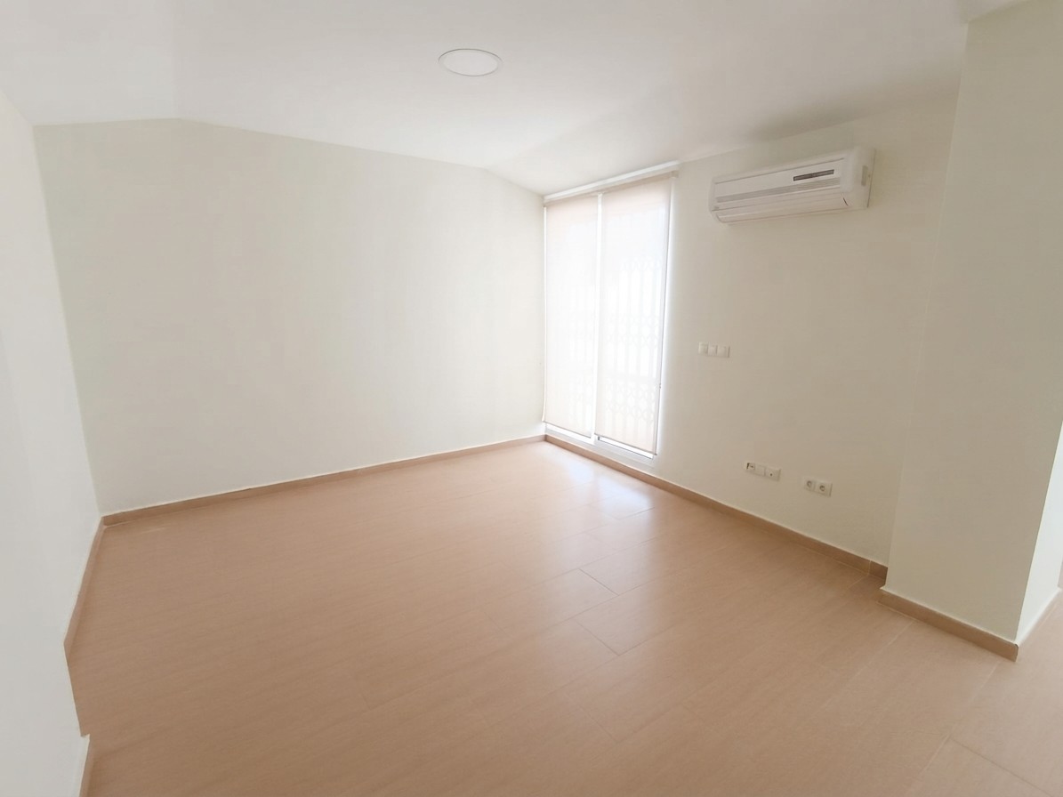 Dachgeschosswohnung mit Terrasse, Parkplatz und Blick auf die Burg in Dénia