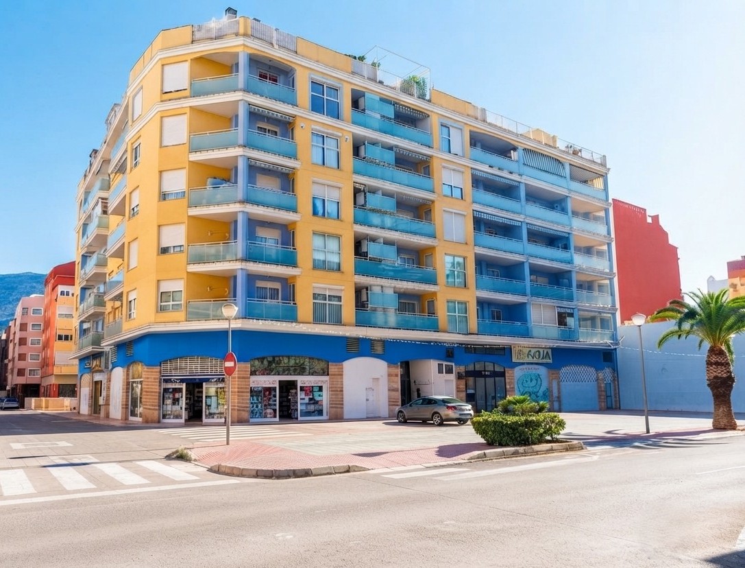 Dachgeschosswohnung mit Terrasse, Parkplatz und Blick auf die Burg in Dénia