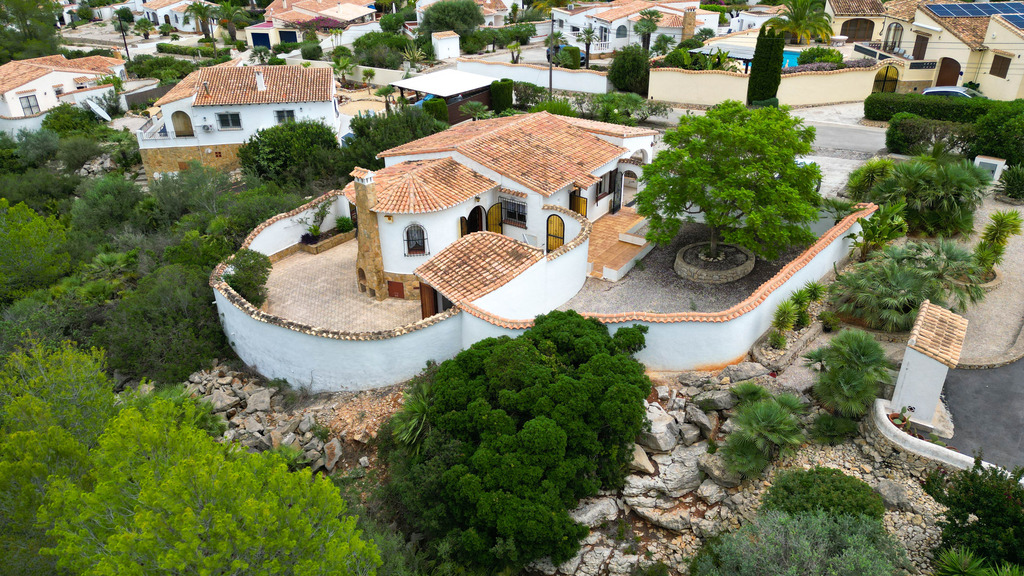 Vivir entre el mar y la montaña: chalet con encanto para reformar